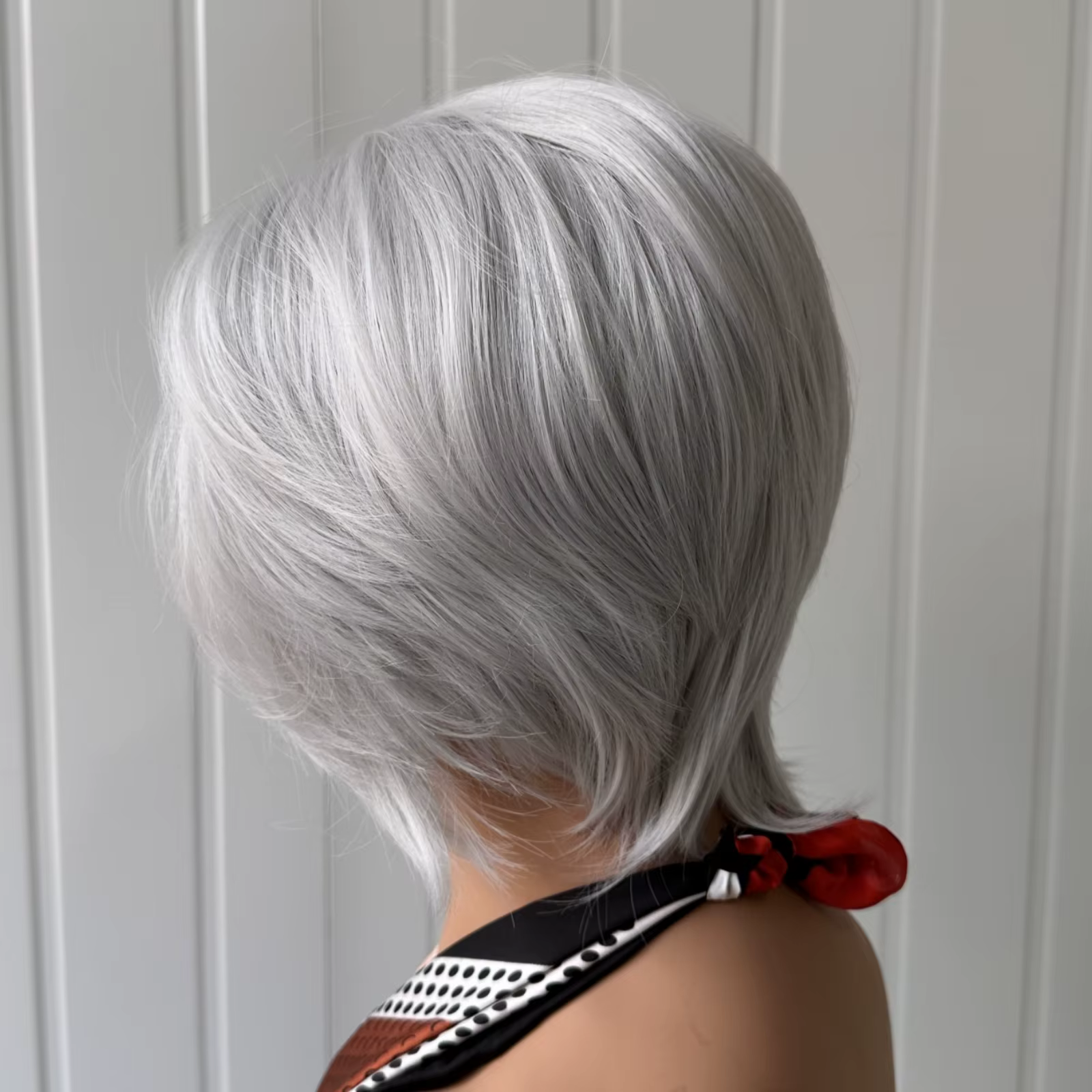 Perruque synthétique courte coupe Pixie gris argent pour femme