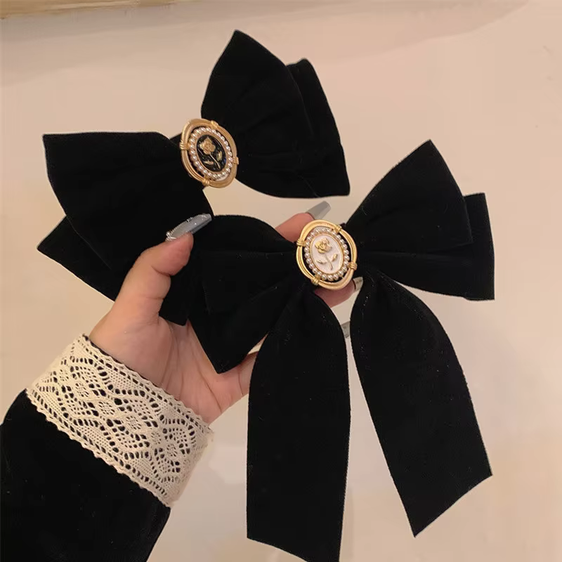 Pince à cheveux avec nœud Rose en velours noir