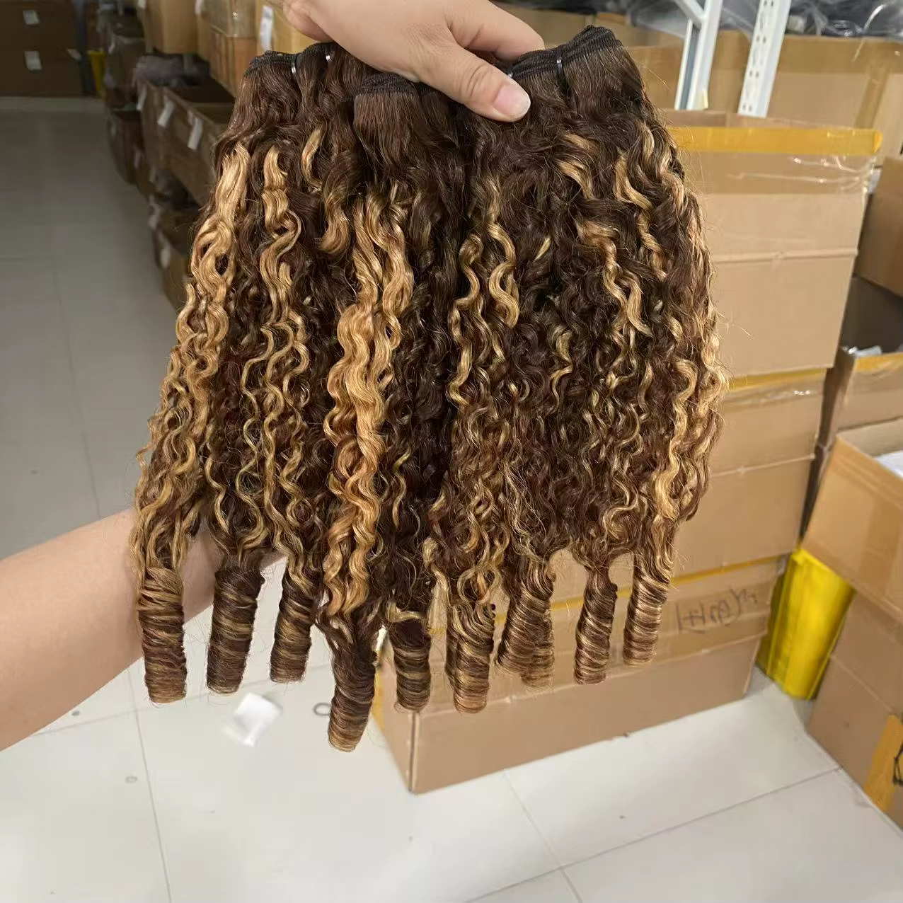 Extensions de cheveux humains bouclés birmans P4/27, mèches blond miel 12A, cheveux vierges vietnamiens, boucles Pixie