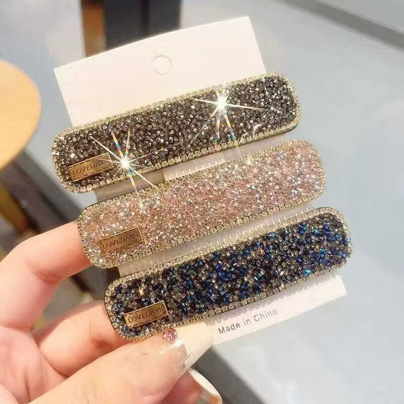 Pince à cheveux diamantée avec frange latérale et cheveux rebelles