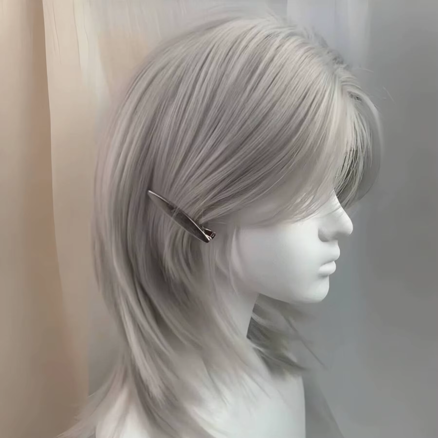 Lolita perruque synthétique front dentelle queue de loup cheveux courts bouclés argent gris superposition quotidien