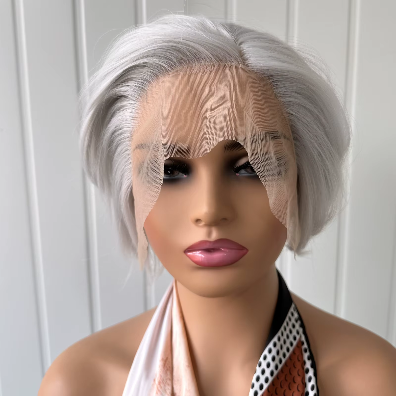 Perruque synthétique courte coupe Pixie gris argent pour femme