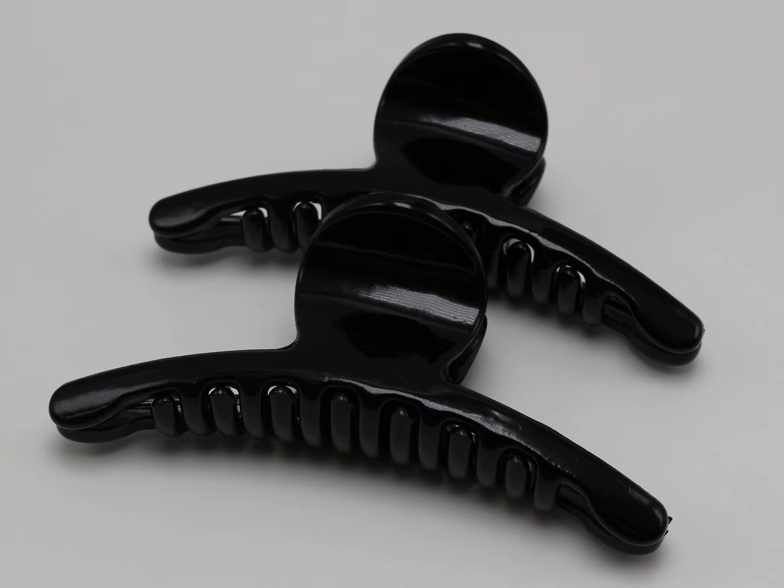 Pince à cheveux incurvée en plastique noir