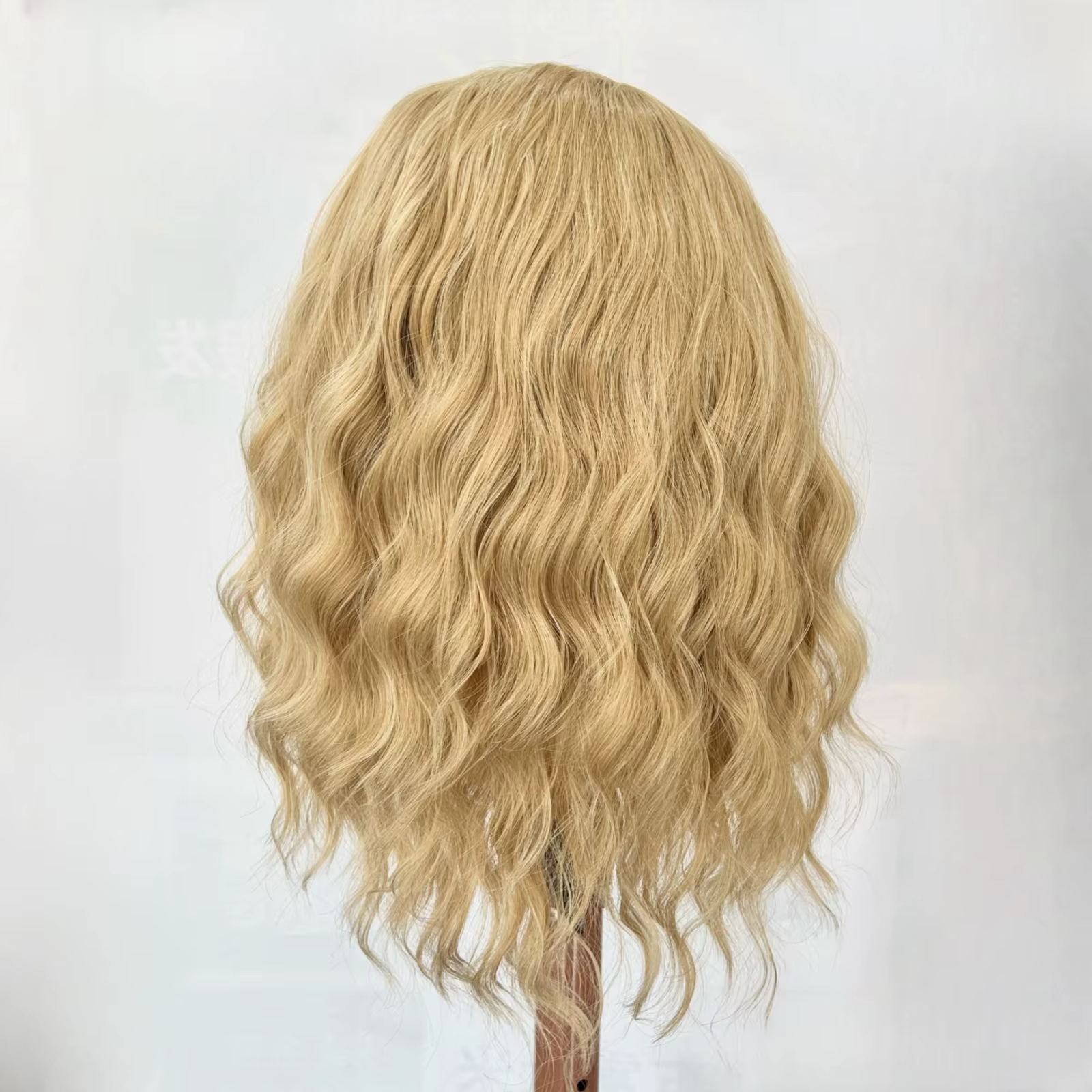 Perruque Lace Front Wig courte bouclée et ondulée à reflets blonds 13x4