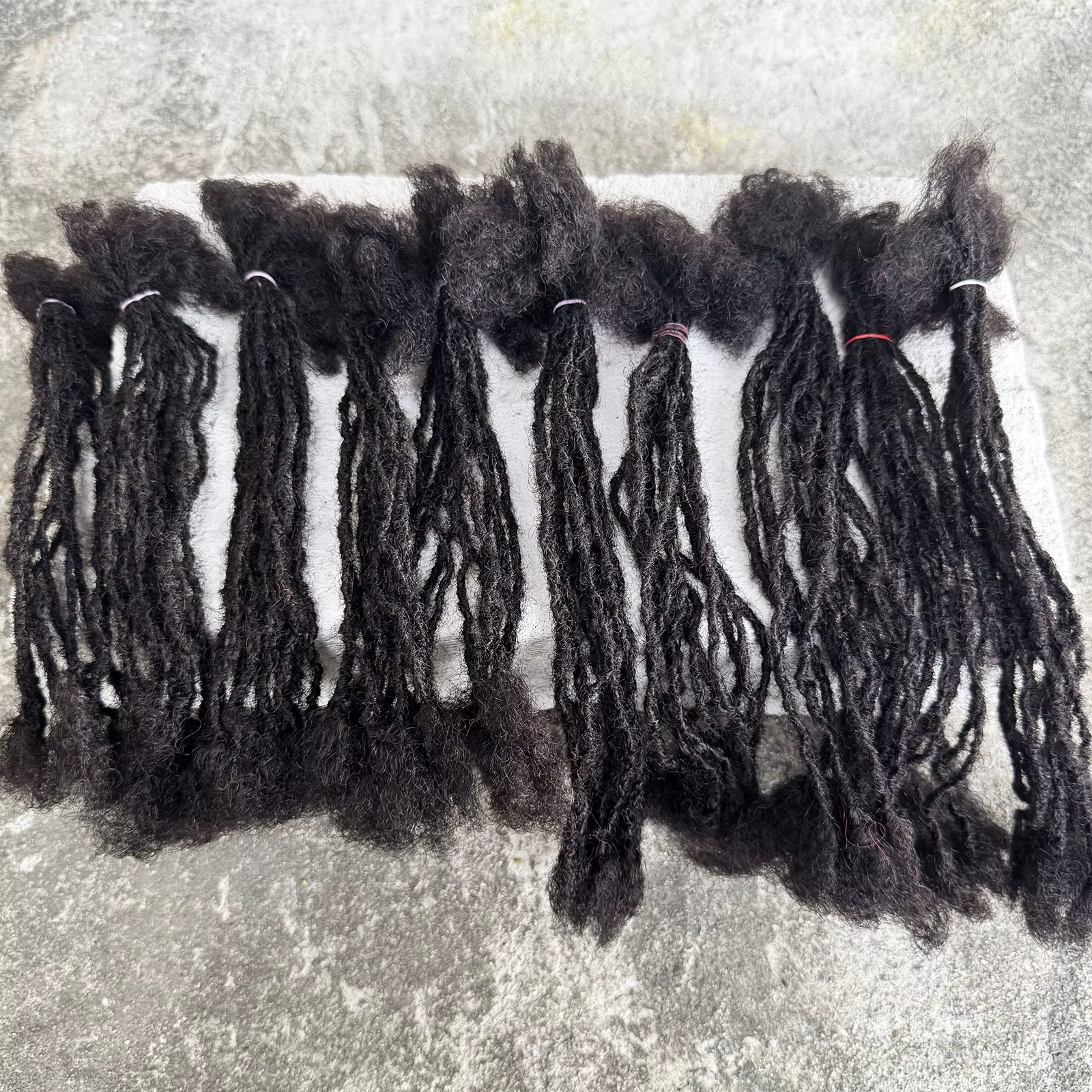 Sisterlocks imbriqués à la main