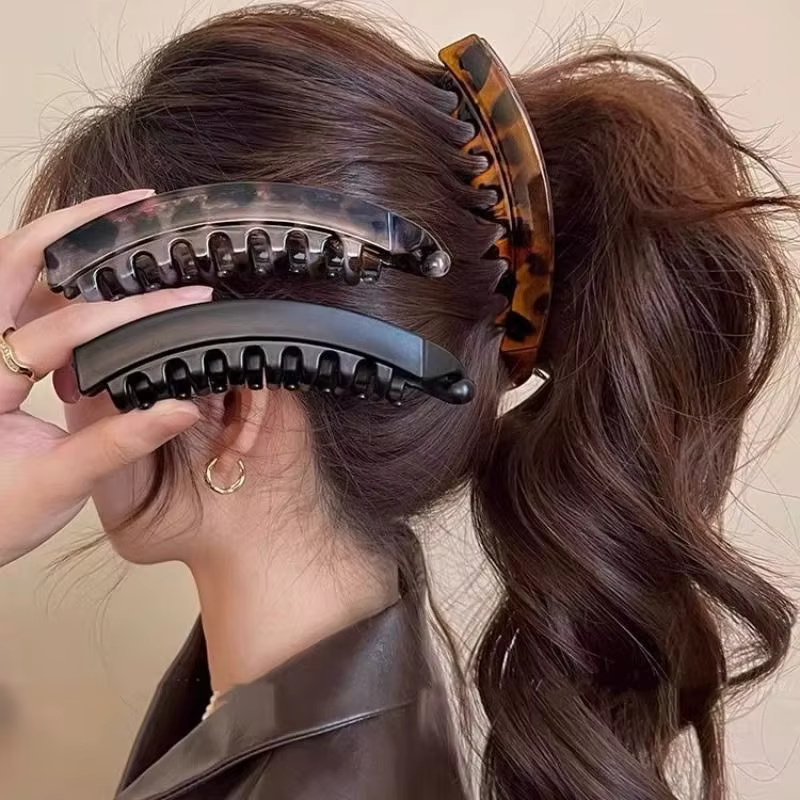 Grande pince à queue haute avec moelleux naturel et volume de cheveux accru.