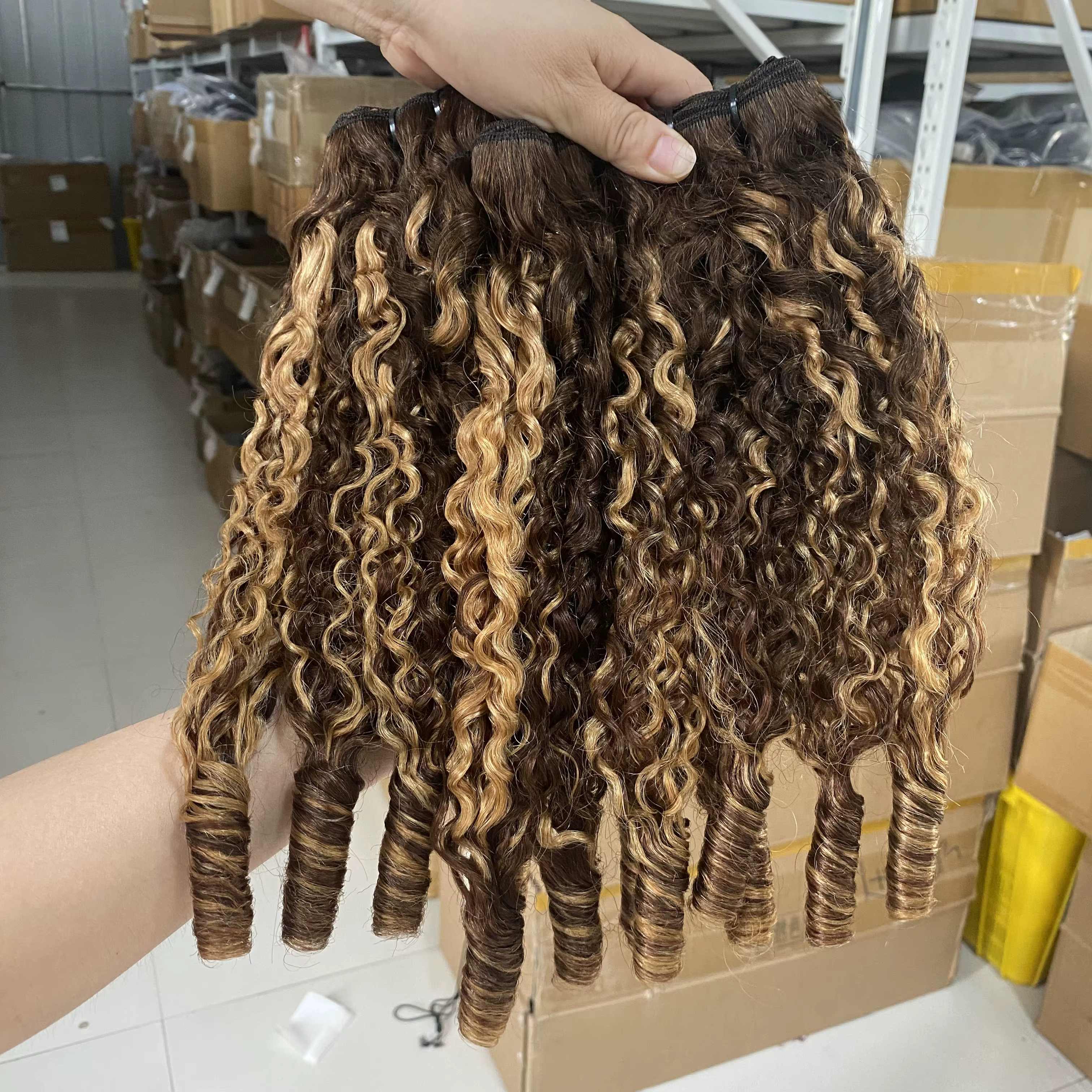 Extensions de cheveux humains bouclés birmans P4/27, mèches blond miel 12A, cheveux vierges vietnamiens, boucles Pixie