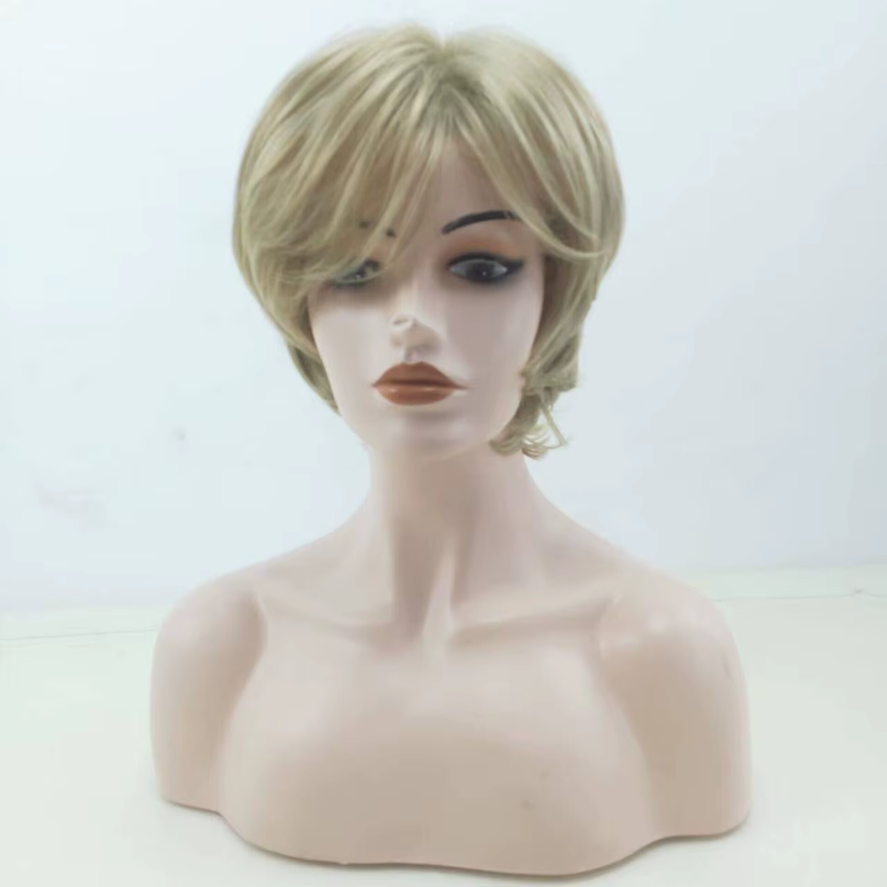 HAIRJOY perruque blonde courte avec frange