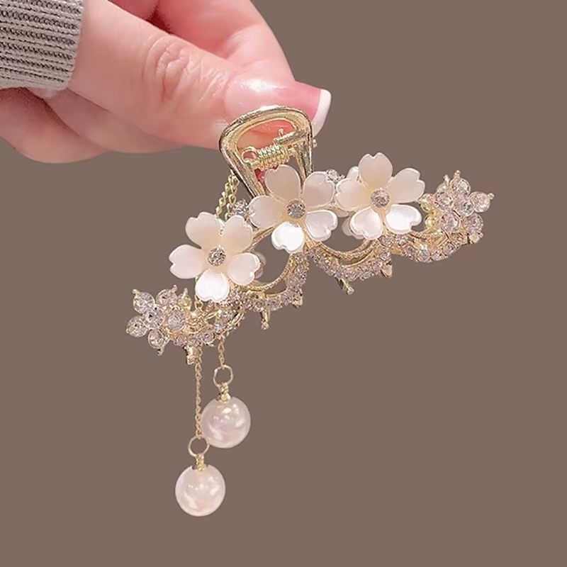Pince à cheveux en métal avec pompon pour femme