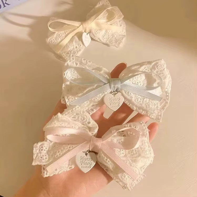 Épingle à cheveux en dentelle avec nœud blanc