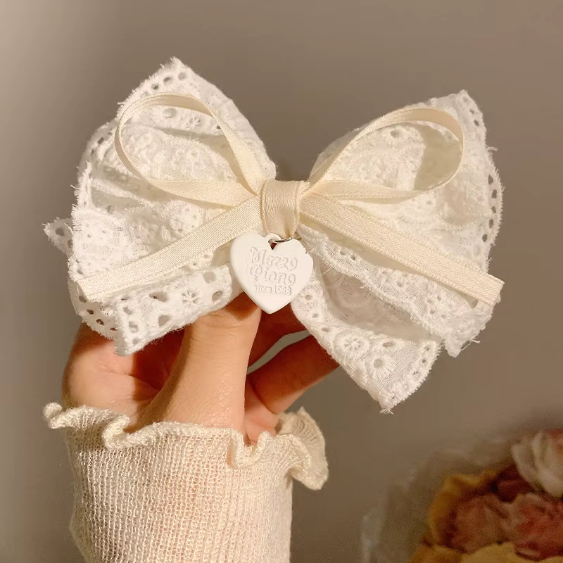 Épingle à cheveux en dentelle avec nœud blanc
