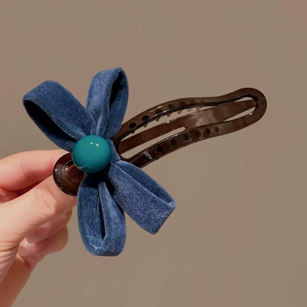 Pince à cheveux en bec de canard avec nœud en velours doux pour femmes