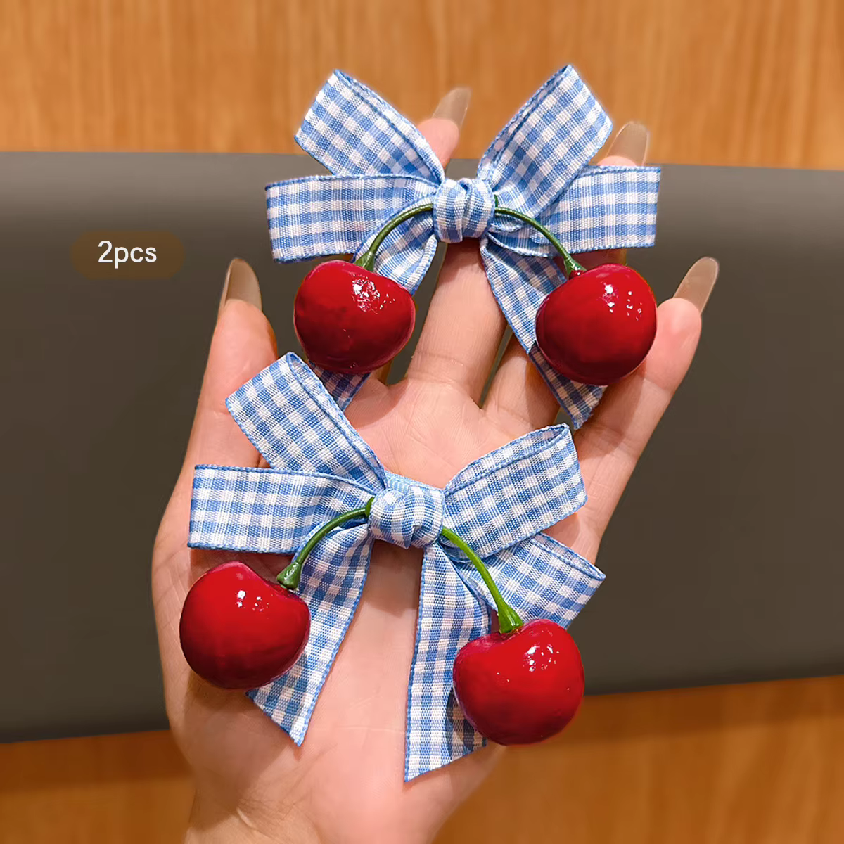 2 pinces à cheveux cerise avec nœud bleu