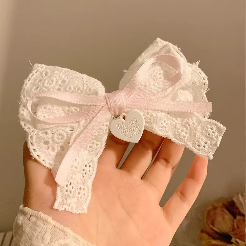 Épingle à cheveux en dentelle avec nœud blanc
